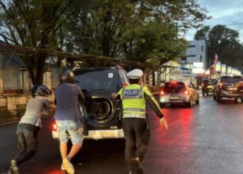 Aksi kepedulian kembali ditunjukkan oleh personel Satuan Lalu Lintas (Sat Lantas) Polresta Manado. Pada Kamis (tanggal sesuai kejadian), sejumlah anggota Sat Lantas terlihat membantu seorang warga yang kendaraannya mogok di tengah jalan raya kawasan Boulevard Manado, Rabu (22/1/2025).