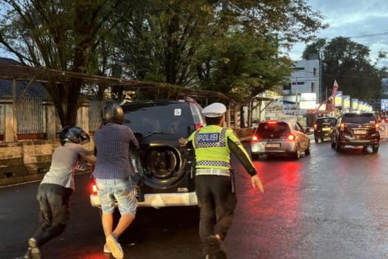 Aksi kepedulian kembali ditunjukkan oleh personel Satuan Lalu Lintas (Sat Lantas) Polresta Manado. Pada Kamis (tanggal sesuai kejadian), sejumlah anggota Sat Lantas terlihat membantu seorang warga yang kendaraannya mogok di tengah jalan raya kawasan Boulevard Manado, Rabu (22/1/2025).