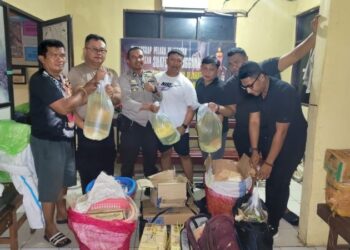 Polsek Pelabuhan Manado menggelar operasi besar-besaran dalam rangka menindak tegas peredaran minuman keras (miras), barang ilegal, serta barang berbahaya lainnya di kawasan Pelabuhan Manado. Kegiatan razia dimulai pukul 12.00 WITA dan berlangsung hingga pukul 18.30 WITA, dengan fokus utama pada pemeriksaan kapal-kapal yang sedang tambat di pelabuhan, Rabu (22/1/2025).