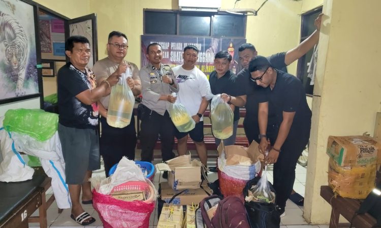 Polsek Pelabuhan Manado menggelar operasi besar-besaran dalam rangka menindak tegas peredaran minuman keras (miras), barang ilegal, serta barang berbahaya lainnya di kawasan Pelabuhan Manado. Kegiatan razia dimulai pukul 12.00 WITA dan berlangsung hingga pukul 18.30 WITA, dengan fokus utama pada pemeriksaan kapal-kapal yang sedang tambat di pelabuhan, Rabu (22/1/2025).