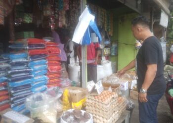 Polresta Manado bersama Polsek jajaran kembali mengintensifkan upaya monitoring terhadap harga dan pasokan bahan pokok (Bapok) yang didistribusikan oleh para pemasok ke pasar-pasar tradisional di wilayah hukum Polresta Manado.