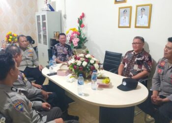 Kepala Satuan Binmas Polresta Manado, AKP Tommy Rimbing, mengadakan pertemuan dengan Dinas Pendidikan Kota Manado dan Kantor Wilayah Kementerian Agama (Kemenag) Kota Manado, membahas persiapan pelaksanaan program makan bergizi gratis untuk para siswa.