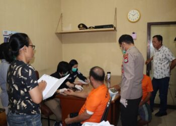 Polresta Manado melalui Satuan Tahanan dan Barang Bukti (Sat Tahti) bekerja sama dengan Seksi Kedokteran dan Kesehatan (Sie Dokkes) Polresta Manado melakukan pemeriksaan kesehatan rutin terhadap para tahanan, Kamis (tanggal pelaksanaan). Kegiatan ini bertujuan untuk memastikan kondisi kesehatan para tahanan tetap terjaga selama berada di ruang tahanan, Kamis (23/1/2025).