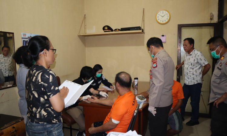 Polresta Manado melalui Satuan Tahanan dan Barang Bukti (Sat Tahti) bekerja sama dengan Seksi Kedokteran dan Kesehatan (Sie Dokkes) Polresta Manado melakukan pemeriksaan kesehatan rutin terhadap para tahanan, Kamis (tanggal pelaksanaan). Kegiatan ini bertujuan untuk memastikan kondisi kesehatan para tahanan tetap terjaga selama berada di ruang tahanan, Kamis (23/1/2025).