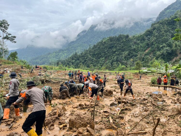 Upaya pencarian korban longsor di wilayah Petungkriyono terus berlanjut hingga hari ke-4, Jumat (24/01/2025). Tim gabungan memperluas area pencarian untuk meningkatkan peluang menemukan korban yang masih hilang.