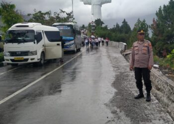 Polres Samosir meningkatkan pengamanan di seluruh wilayah hukumnya. Jalur masuk ke Pulau Samosir, baik melalui darat maupun danau, menjadi fokus utama pengawasan untuk memastikan keamanan dan kenyamanan wisatawan.