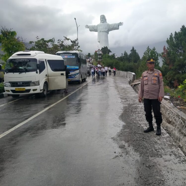 Polres Samosir meningkatkan pengamanan di seluruh wilayah hukumnya. Jalur masuk ke Pulau Samosir, baik melalui darat maupun danau, menjadi fokus utama pengawasan untuk memastikan keamanan dan kenyamanan wisatawan.