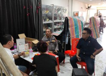 Sebuah kebakaran hebat terjadi di sebuah ruko tiga lantai nomor 34 Blok IA di kawasan Megamas, Manado. Kebakaran ini diduga bermula dari kompor gas yang terbakar di ruang dapur lantai tiga ruko milik HS, Jumat, 24 Januari 2025, sekitar pukul 09.00 WITA.