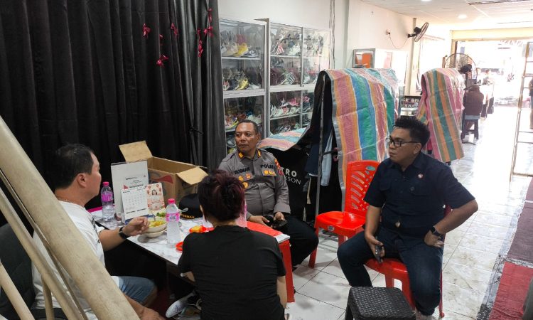 Sebuah kebakaran hebat terjadi di sebuah ruko tiga lantai nomor 34 Blok IA di kawasan Megamas, Manado. Kebakaran ini diduga bermula dari kompor gas yang terbakar di ruang dapur lantai tiga ruko milik HS, Jumat, 24 Januari 2025, sekitar pukul 09.00 WITA.