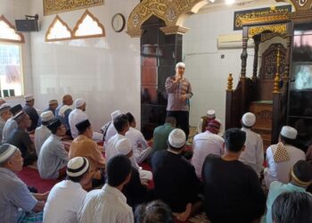 Kapolsek Tuminting, AKP. Ronald V. Sabaja, mengunjungi Masjid Baitul Ma’mur di Kel. Tuminting Lk. II, Kec. Tuminting (Kampung Tali), untuk melaksanakan sholat Jumat sekaligus memberikan himbauan terkait situasi Kamtibmas (Keamanan dan Ketertiban Masyarakat).
