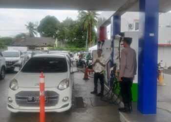 Polsek Wenang menggelar patroli rutin di sejumlah Stasiun Pengisian Bahan Bakar Umum (SPBU) yang ada di wilayahnya untuk memastikan distribusi Bahan Bakar Minyak (BBM) bersubsidi berjalan dengan lancar dan tepat sasaran. Kegiatan ini dilakukan untuk mengawasi apakah BBM bersubsidi diterima oleh masyarakat yang berhak dan tidak disalahgunakan, Jumat (24/1/2025).