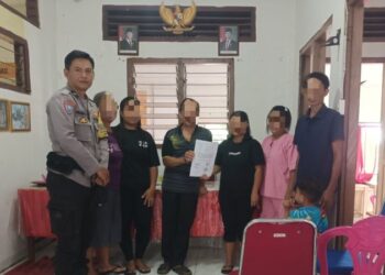 Polsek Pineleng melalui Bhabinkamtibmas kembali menunjukkan komitmennya dalam melayani dan mengayomi masyarakat dengan mengadakan mediasi untuk menyelesaikan permasalahan yang dihadapi oleh salah satu warga binaannya. Bertempat di kantor desa setempat, Bhabinkamtibmas bersama warga yang terlibat sengketa, melakukan pertemuan yang dipandu secara bijak dan penuh keharmonisan, Jumat (24/1/2025).
