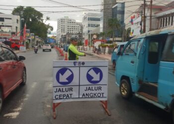 Satuan Lalu Lintas (Satlantas) Polresta Manado baru-baru ini menggelar kegiatan pengawasan dan pengendalian dalam rangka uji coba penerapan kanalisasi jalur biru di sejumlah ruas jalan utama kota. Uji coba ini bertujuan untuk mengoptimalkan alur lalu lintas dan mengurangi kemacetan, terutama pada jam-jam sibuk, Jumat (24/1/2025).