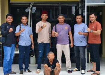Anggota Polsek Tanjung Batu berhasil menangkap seorang pria berinisial I.S. (35), warga Desa Pajar Bulan, Kecamatan Tanjung Batu, Kabupaten Ogan Ilir, atas dugaan membawa senjata tajam tanpa izin di luar profesinya. Penangkapan dilakukan pada Rabu (22/1/2025) sekitar pukul 14.00 WIB di area kebun tebu Desa Burai.