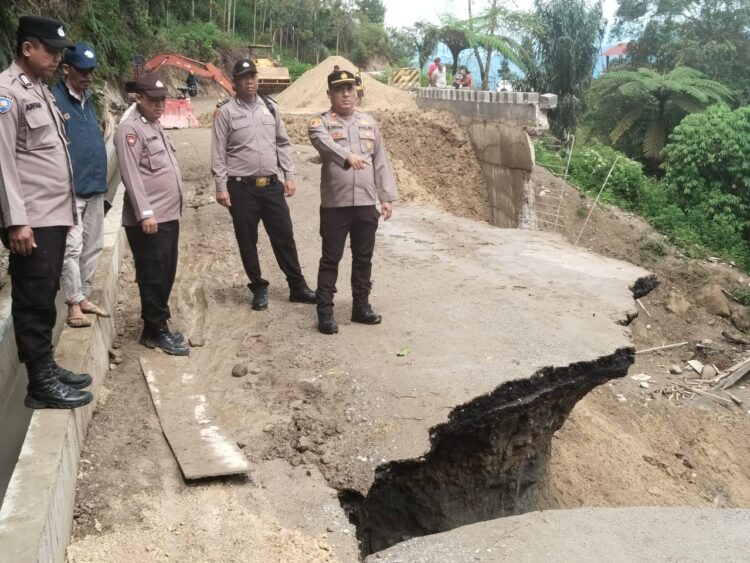 Kegiatan ini melibatkan patroli, pengamanan arus lalu lintas, pengamanan ibadah Minggu di gereja, pengecekan situasi pelabuhan kapal, pelayanan informasi, serta pengawasan di lokasi jalan longsor.