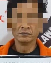 DITANGKAP: Seorang pria, terduga pengedar sabu di Kelurahan Mabar, ditagkap di Polres Pelabuhan Belawan, Senin (27/1/2025), dari kawasan Jalan Kayu Putih, Medan Deli.(Foto Dok/Polres Belawan)