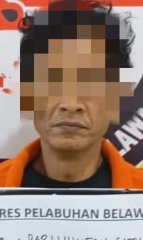 DITANGKAP: Seorang pria, terduga pengedar sabu di Kelurahan Mabar, ditagkap di Polres Pelabuhan Belawan, Senin (27/1/2025), dari kawasan Jalan Kayu Putih, Medan Deli.(Foto Dok/Polres Belawan)