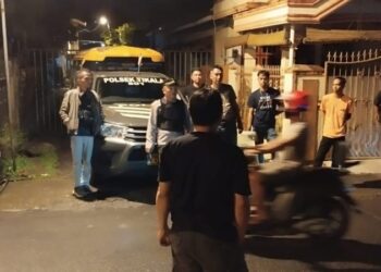 Polsek Tikala, yang dipimpin oleh AKP Jemmy Worang, baru-baru ini melaksanakan patroli rutin di Kelurahan Banjer, Kecamatan Tikala. Kegiatan patroli tersebut bertujuan untuk memastikan situasi keamanan dan ketertiban di wilayah tersebut tetap kondusif.