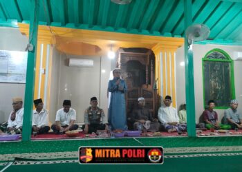 Kapolsek Rantau Alai IPTU Agus Masyudhi, S.H., menghadiri acara Peringatan Isra Mi'raj Nabi Muhammad SAW yang digelar di Masjid Riyadul Jannah, Desa Rantau Alai, Kecamatan Rantau Alai, Kabupaten Ogan Ilir, pada Senin (27/1) malam.