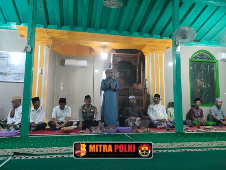Kapolsek Rantau Alai IPTU Agus Masyudhi, S.H., menghadiri acara Peringatan Isra Mi'raj Nabi Muhammad SAW yang digelar di Masjid Riyadul Jannah, Desa Rantau Alai, Kecamatan Rantau Alai, Kabupaten Ogan Ilir, pada Senin (27/1) malam.