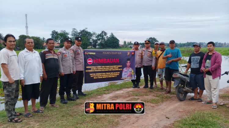 Polsek Tanjung Batu bersama pemerintah desa menggelar kegiatan himbauan kepada masyarakat pada Senin sore (28/1). Kegiatan ini dipimpin langsung oleh Kapolsek Tanjung Batu, Iptu Dr. Syafarudin Akso, S.H., M.Si., Cphr, dengan didampingi KSPK, Kanit, serta anggota Polsek.