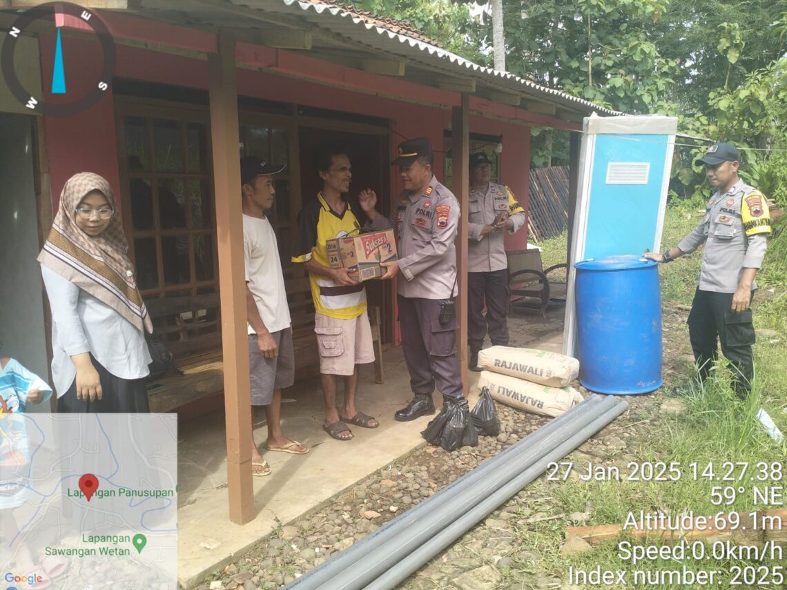 Kapolsek Cilongok Polresta Banyumas beserta anggota memberikan bantuan sosial dan tali asih kepada warga desa binaan.