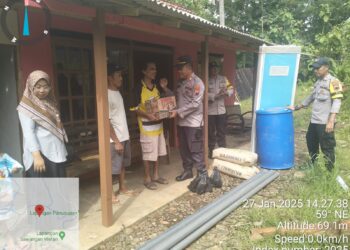 Kapolsek Cilongok Polresta Banyumas beserta anggota memberikan bantuan sosial dan tali asih kepada warga desa binaan.
