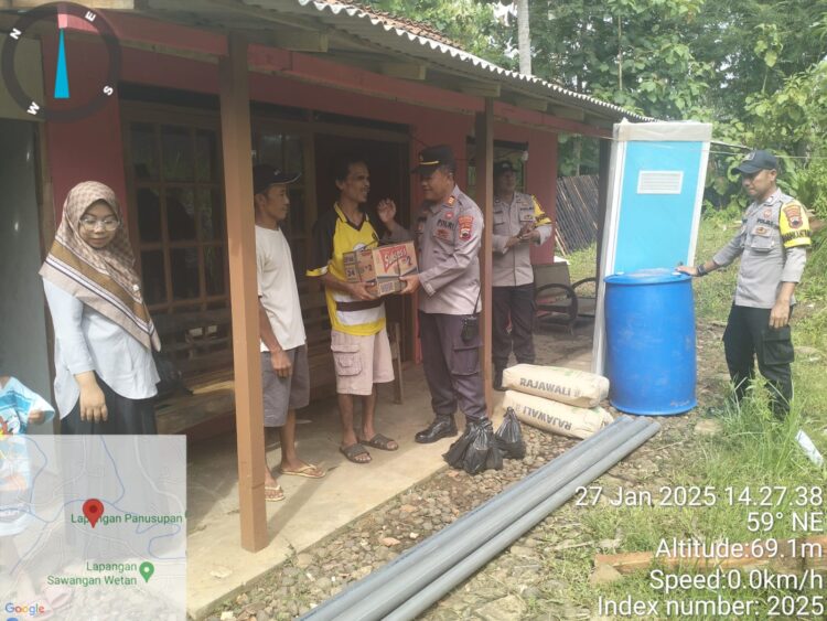 Kapolsek Cilongok Polresta Banyumas beserta anggota memberikan bantuan sosial dan tali asih kepada warga desa binaan.