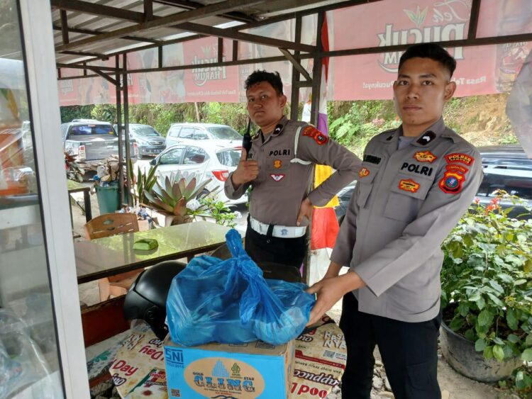 Polres Samosir menurunkan seluruh personel di berbagai titik strategis. Titik-titik tersebut mencakup lokasi rawan kemacetan, area ramai kendaraan dan objek wisata utama seperti Simpang Tiga Tele, Menara Pandang Tele, Bukit Sibeabea, hingga Water Front Pangururan. Selasa (28/01/2025).