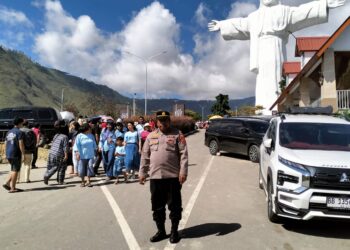 Polres Samosir memanfaatkan aplikasi SOT Polri untuk memantau kondisi lalu lintas secara real-time. Jika aplikasi mendeteksi titik kepadatan dengan indikator merah, operator segera berkoordinasi dengan personel di lapangan dan Tim Urai untuk mengatur lalu lintas dan mengurai kemacetan. Aplikasi ini tidak hanya dipantau oleh Polres Samosir, tetapi juga oleh Polda Sumut dan Mabes Polri.