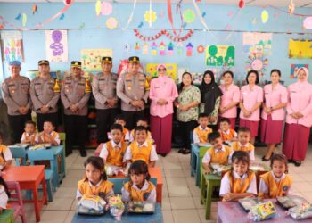 Kapolres Dairi, AKBP Faisal Andri Pratomo, SH, SIK, M.M., M.Si bersama Ketua Bhayangkari Dairi, Ny Faini Faisal serta pejabat utama lainnya melakukan kunjungan ke TK Kemala Bhayangkari dalam pemberian makan bergizi gratis, Kamis (30/1/2025).