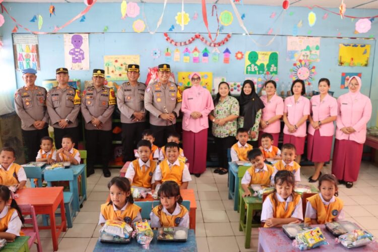 Kapolres Dairi, AKBP Faisal Andri Pratomo, SH, SIK, M.M., M.Si bersama Ketua Bhayangkari Dairi, Ny Faini Faisal serta pejabat utama lainnya melakukan kunjungan ke TK Kemala Bhayangkari dalam pemberian makan bergizi gratis, Kamis (30/1/2025).