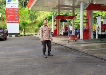 Polsek Pineleng terus berkomitmen menjaga stabilitas dan ketertiban masyarakat dengan menggelar patroli rutin sekaligus mengawasi distribusi bahan bakar minyak (BBM) bersubsidi kepada warga. Langkah ini dilakukan untuk memastikan distribusi BBM berjalan lancar dan tepat sasaran, khususnya bagi masyarakat yang berhak menerima subsidi tersebut, Rabu (28/1/2025).