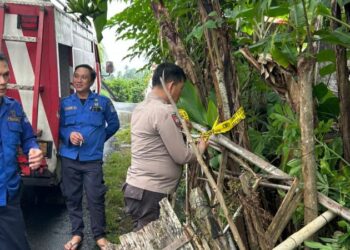 Polsek Malalayang bergerak cepat mengamankan tempat kejadian perkara (TKP) kebakaran yang melalap satu unit rumah non permanen milik keluarga Yusafat Manaung di Kelurahan Malalayang Satu Barat Lingkungan VI pada Senin, 27 Januari 2025, pukul 15.00 WITA.