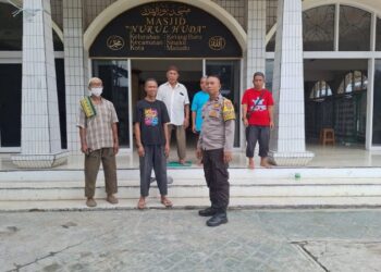 Polresta Manado bersama jajaran Polsek berkomitmen memberikan rasa aman dan nyaman bagi masyarakat yang merayakan Isra Mi’raj. Dalam rangka pengamanan, aparat kepolisian dikerahkan di berbagai titik strategis, termasuk rumah ibadah dan pusat keramaian di Kota Manado, Senin (27/1/2025).