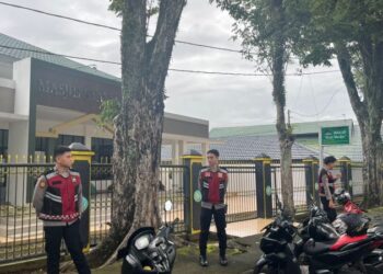 Patroli Rayon Perintis Presisi Polresta Manado melaksanakan pengamanan dalam rangka peringatan Isra Mi’raj yang berlangsung di Masjid Kyai Modjo, Kompleks Makorem 131 Santiago, pada Senin (27/1/2025). Kegiatan pengamanan ini bertujuan memastikan jalannya ibadah berjalan lancar, aman, dan kondusif.