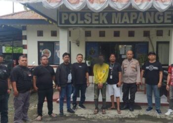 Personel Polsek Mapanget mengamankan seorang lelaki tak dikenal yang ditemukan tidur di dalam gedung Gereja GMIM Kinamang, Kairagi Dua, Kecamatan Mapanget, Kota Manado, pada Jumat (24/1/2025) sekitar pukul 09.50 WITA. Tindakan ini dilakukan setelah adanya laporan dari masyarakat setempat yang mencurigai keberadaan pria tersebut.