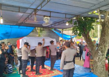 Prosesi pemakaman dilakukan pada Kamis (30/1/2025) yang berakhir pukul 14.30 WIB, dengan dihadiri oleh personel Polres Samosir yang turut memberikan penghormatan terakhir.