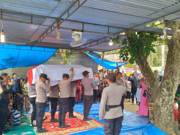 Prosesi pemakaman dilakukan pada Kamis (30/1/2025) yang berakhir pukul 14.30 WIB, dengan dihadiri oleh personel Polres Samosir yang turut memberikan penghormatan terakhir.