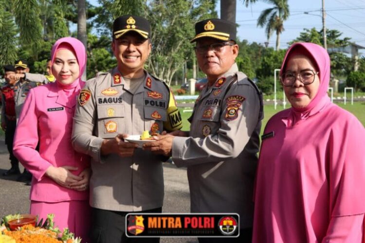 Upacara pelepasan Kompol Yanuardi, yang memasuki masa purna bakti setelah mengabdi selama 38 tahun di institusi Polri