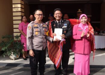 Kapolres Samosir, AKBP Yogie Hardiman, S.H., S.I.K., M.H., memimpin langsung Upacara Pelepasan Wisuda Purna Bhakti Kabag Ren Polres Samosir, AKBP Kristian Sianturi, S.Sos., M.H. Acara ini dihadiri oleh Pejabat Utama (PJU) Polres Samosir, Kapolsek jajaran, Personel Polres Samosir, Personel Polsek jajaran, Bhayangkari Cabang Samosir, PNS serta PHL Polres Samosir.