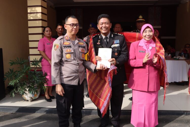 Kapolres Samosir, AKBP Yogie Hardiman, S.H., S.I.K., M.H., memimpin langsung Upacara Pelepasan Wisuda Purna Bhakti Kabag Ren Polres Samosir, AKBP Kristian Sianturi, S.Sos., M.H. Acara ini dihadiri oleh Pejabat Utama (PJU) Polres Samosir, Kapolsek jajaran, Personel Polres Samosir, Personel Polsek jajaran, Bhayangkari Cabang Samosir, PNS serta PHL Polres Samosir.
