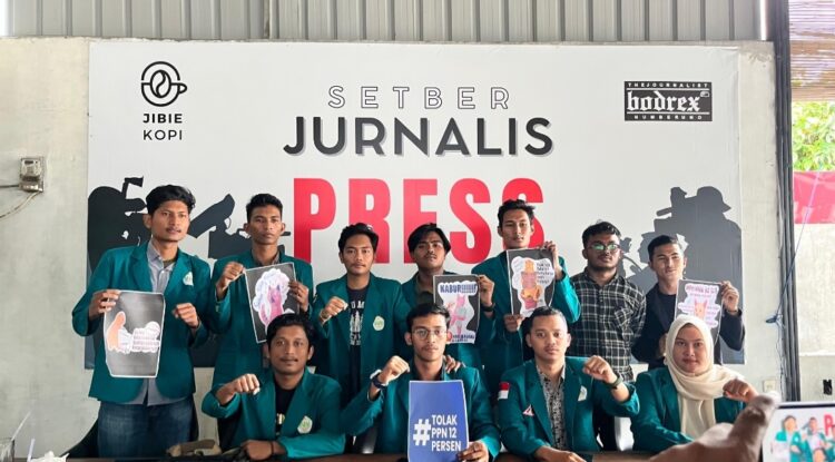 Organisasi Mahasiswa (Ormawa) IAIN Lhokseumawe menggelar konferensi pers untuk menyatakan penolakan mereka terhadap rencana kenaikan tarif Pajak Pertambahan Nilai (PPN) menjadi 12%, yang akan diberlakukan pada 1 Januari 2025 mendatang. Kegiatan yang diadakan di jibie kopi kota Lhokseumawe ini dihadiri oleh perwakilan dari berbagai lembaga Ormawa serta sejumlah mahasiswa yang menyuarakan ketidaksetujuan terhadap kebijakan tersebut.