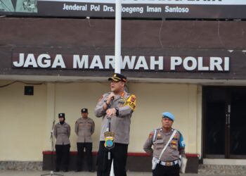APEL TERAKHIR: Kombes Pol Anhar Arlia Rangkuti memimpin apel sekaligus memberikan kata sambutan untuk terakhir kalinya sebagai Wakapolrestabes Medan, di Mapolrestabes, Jumat (3/1/2025).(Foto Dok/Polrestabes)