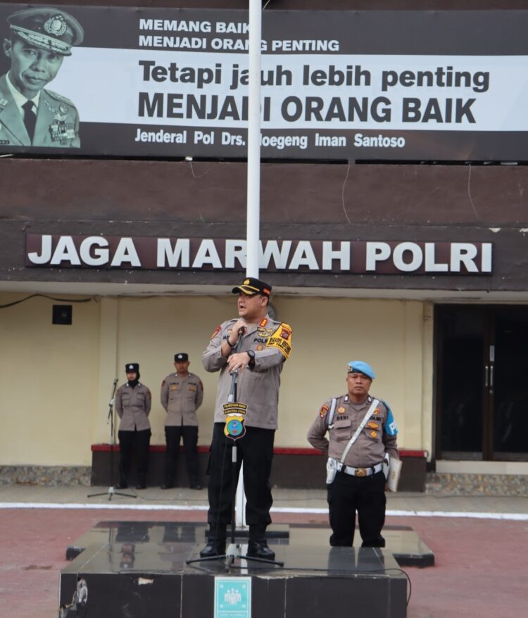 APEL TERAKHIR: Kombes Pol Anhar Arlia Rangkuti memimpin apel sekaligus memberikan kata sambutan untuk terakhir kalinya sebagai Wakapolrestabes Medan, di Mapolrestabes, Jumat (3/1/2025).(Foto Dok/Polrestabes)