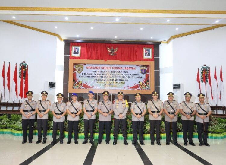 Kapolda Kalimantan Tengah (Kalteng) Irjen Pol Drs. Djoko Poerwanto, memimpin langsung upacara serah terima jabatan (Sertijab) dua pejabat utama di jajaran Polda Kalteng, bertempat di Gedung Graha Bhayangkara, Mapolda setempat, Jumat (3/1/2025) pagi.