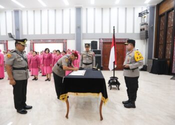 SAKSIKAN: Kapolda Sumut Irjen. Pol. Whisnu Hermawan Februanto, S.I.K., M.H., menyaksikan Kombes Pol Rudi Rifani, S.I.K. menandatangani sebagai Dirreskrimsus menggantikan Kombes Pol Andry Setiawan, S.I.K., S.H., M.H., di Aula Tribrata Mapolda Sumut, Kamis (9/1/2024).(Foto Dok/ Polda Sumut)