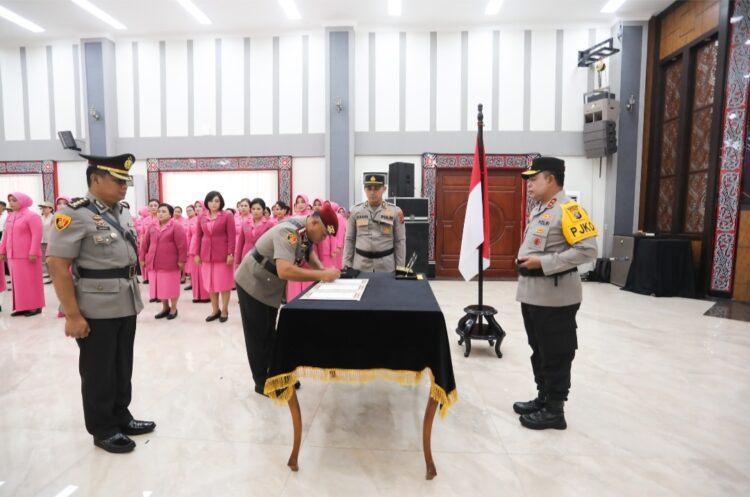 SAKSIKAN: Kapolda Sumut Irjen. Pol. Whisnu Hermawan Februanto, S.I.K., M.H., menyaksikan Kombes Pol Rudi Rifani, S.I.K. menandatangani sebagai Dirreskrimsus menggantikan Kombes Pol Andry Setiawan, S.I.K., S.H., M.H., di Aula Tribrata Mapolda Sumut, Kamis (9/1/2024).(Foto Dok/ Polda Sumut)