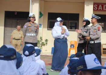 Satlantas Polres Purbalingga mengajak siswa untuk patuh terhadap aturan lalu lintas. Hal itu disampaikan Kasat Lantas Polres PurbaIingga AKP Kumala Enggar Anjarani saat menjadi pembina upacara di SMP Negeri 3 PurbaIingga, Senin (13/1/2025).