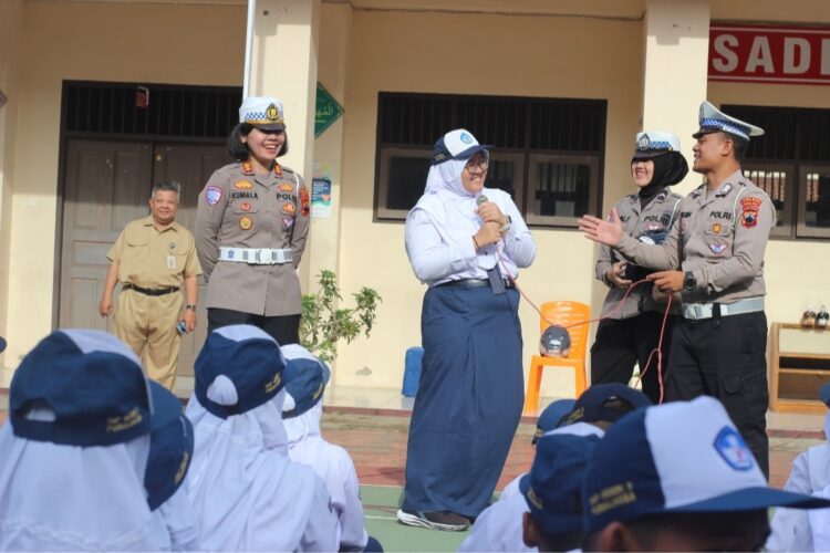 Satlantas Polres Purbalingga mengajak siswa untuk patuh terhadap aturan lalu lintas. Hal itu disampaikan Kasat Lantas Polres PurbaIingga AKP Kumala Enggar Anjarani saat menjadi pembina upacara di SMP Negeri 3 PurbaIingga, Senin (13/1/2025).